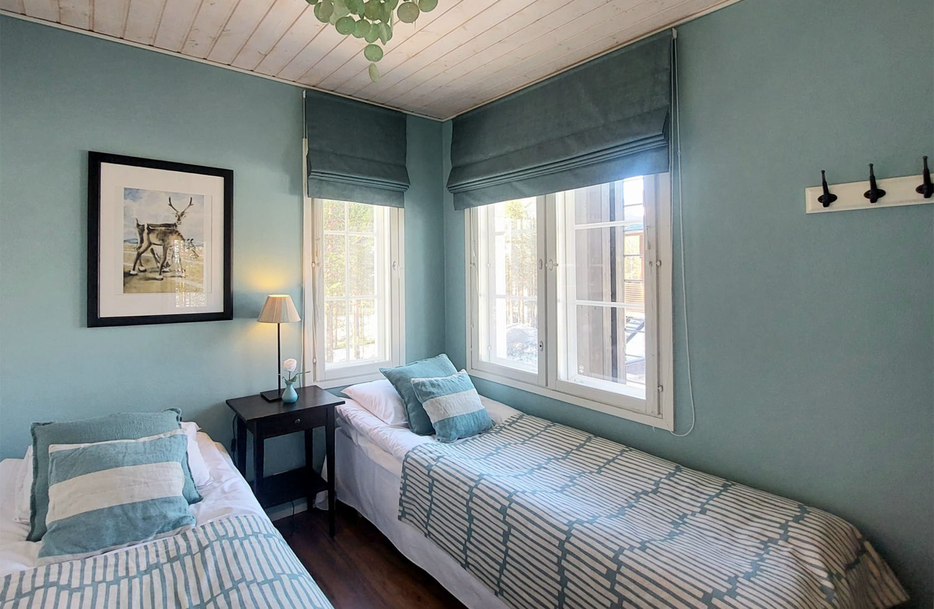 Alakerran turkoosi makuuhuone / turquoise bedroom downstairs