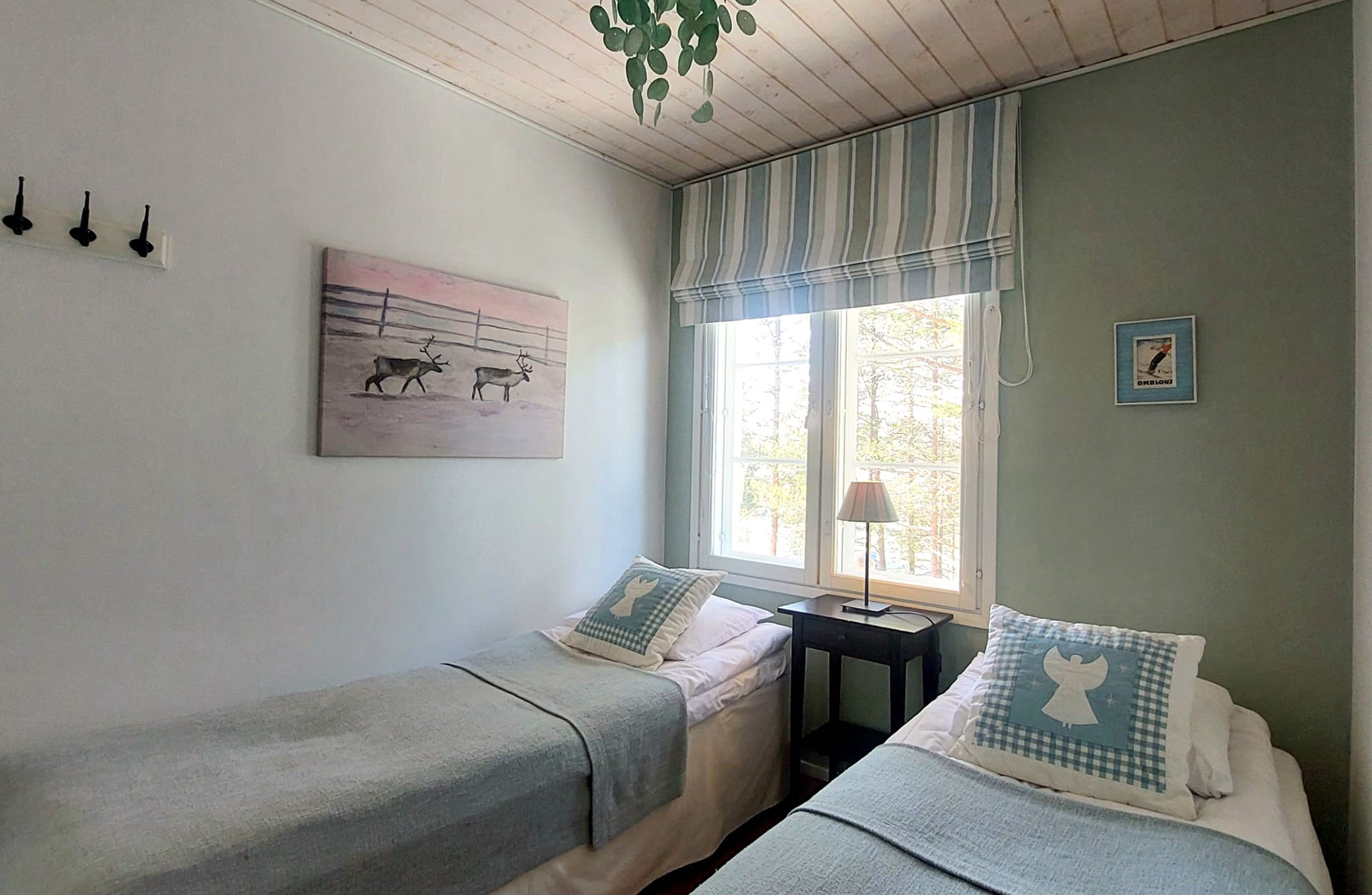 Alakerran vaaleanvihreä makuuhuone / lightgreen bedroom downstairs