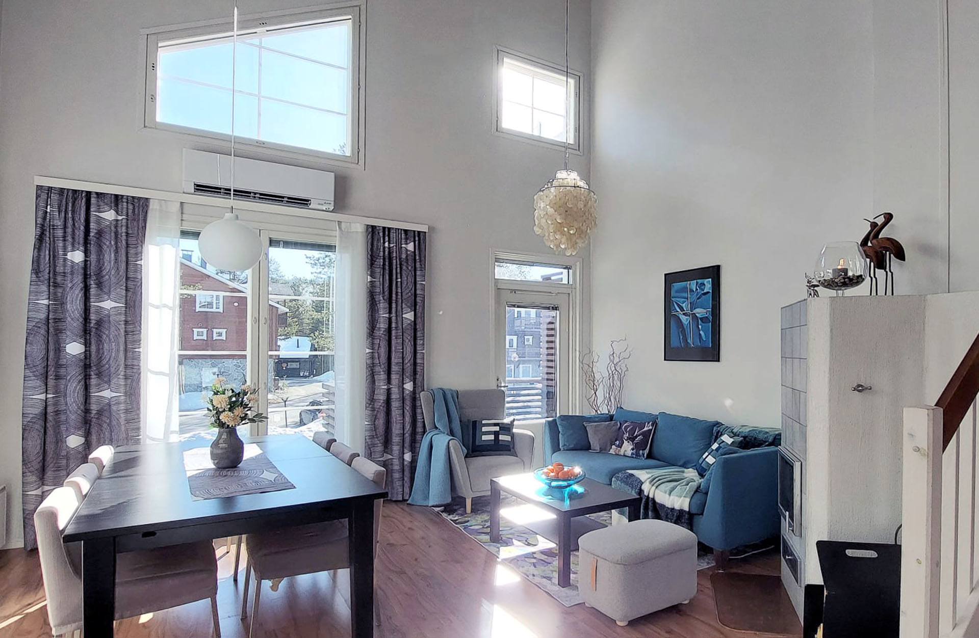 Levin Lumienkeli A6, valoisa ja avara olohuone / bright and spacious living room